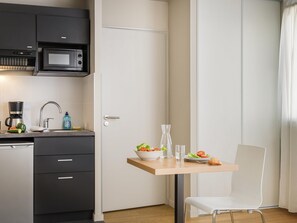 Geladeira, micro-ondas, cooktop, talheres/pratos/utensílios de cozinha