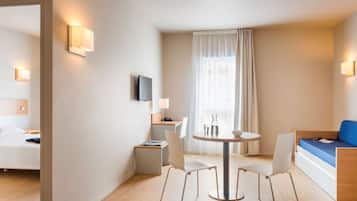 1 chambre, ameublement personnalisé, bureau, rideaux occultants