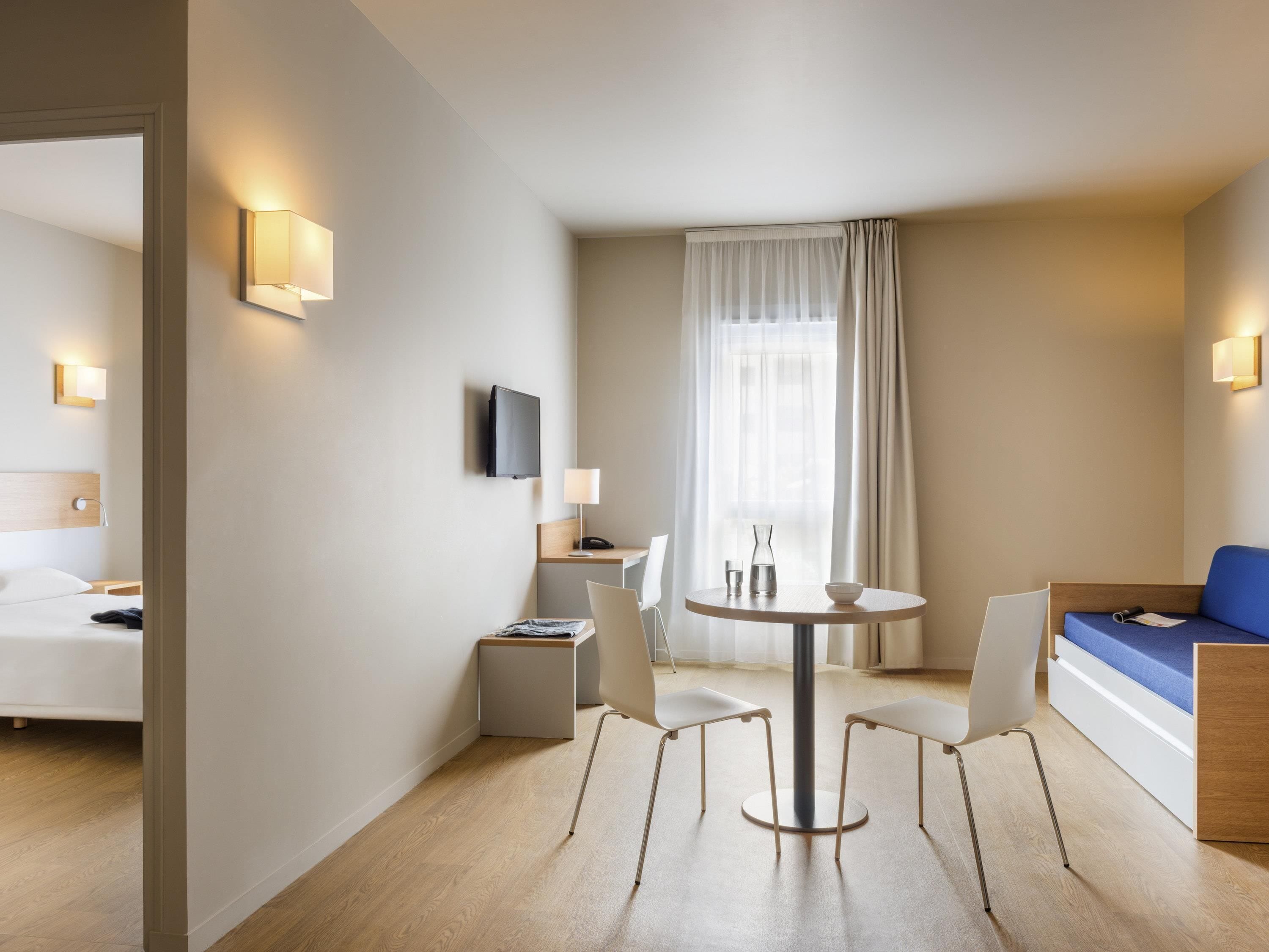 Yksilöllisesti kalustettu, työpöytä, pimennysverhot, äänieristys