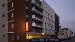 A multi-story hotel with a modern design, featuring balconies and a prominent signage for 'Adagio Apartments'. - Aparthotel Adagio Access Dijon République (Dijon)