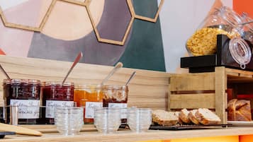 Un bufé de desayuno con diversas opciones de comida y acompañamientos.