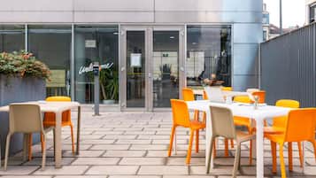 Daily to-go breakfast (EUR 15 per person)