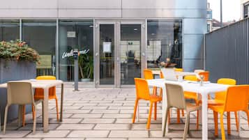 Tägliches Frühstück zum Mitnehmen gegen Gebühr