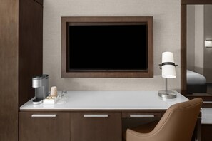 Rom – deluxe, 1 kingsize-seng, ikke-røyk | Safe på rommet, skrivebord, blendingsgardiner og strykejern/-brett