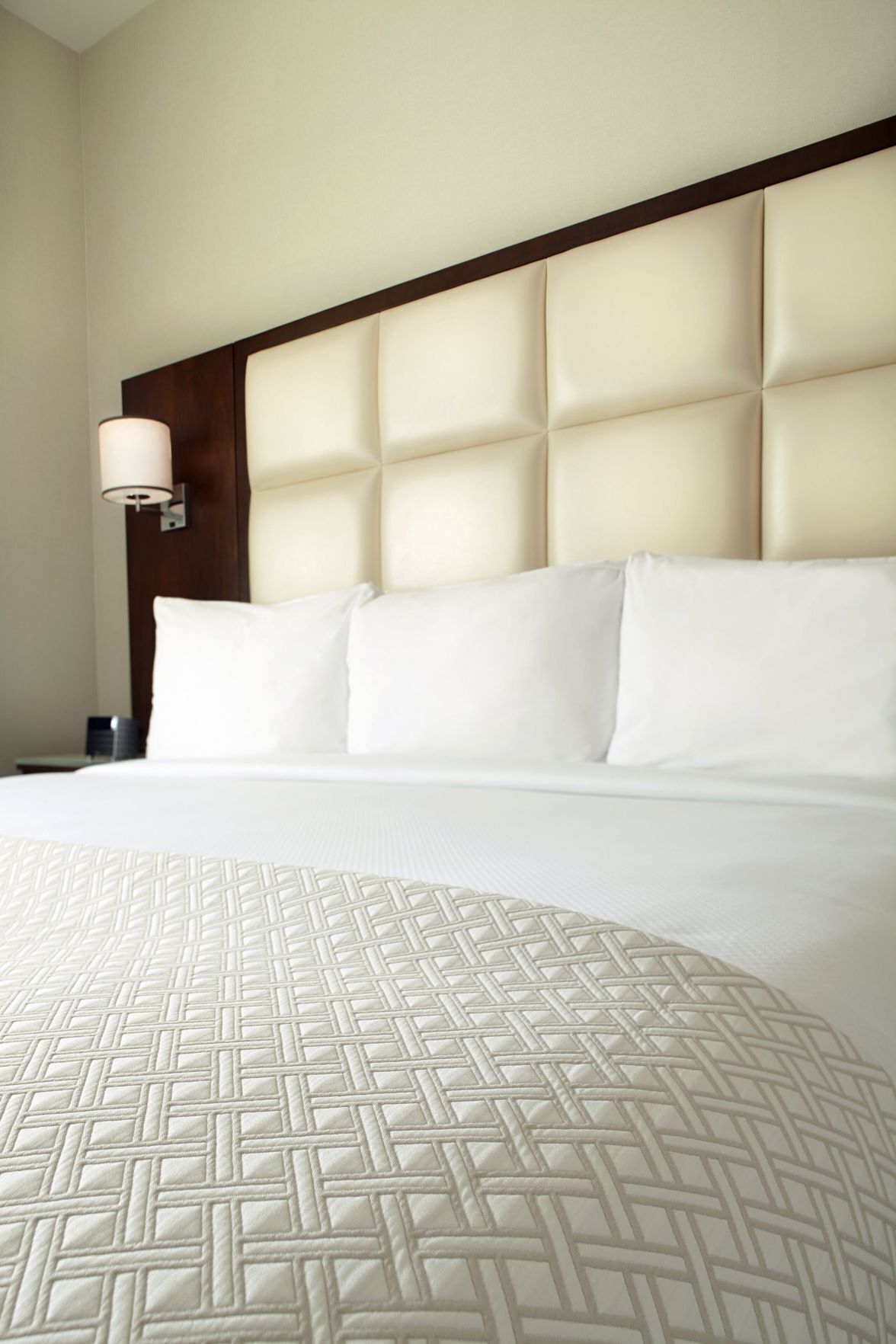 Cofres nos quartos, escrivaninha, cortinas blackout