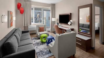 Een kluis op de kamer, een bureau, verduisterende gordijnen