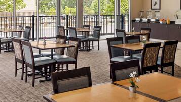 Desayuno a la carta todos los días (con cargo)