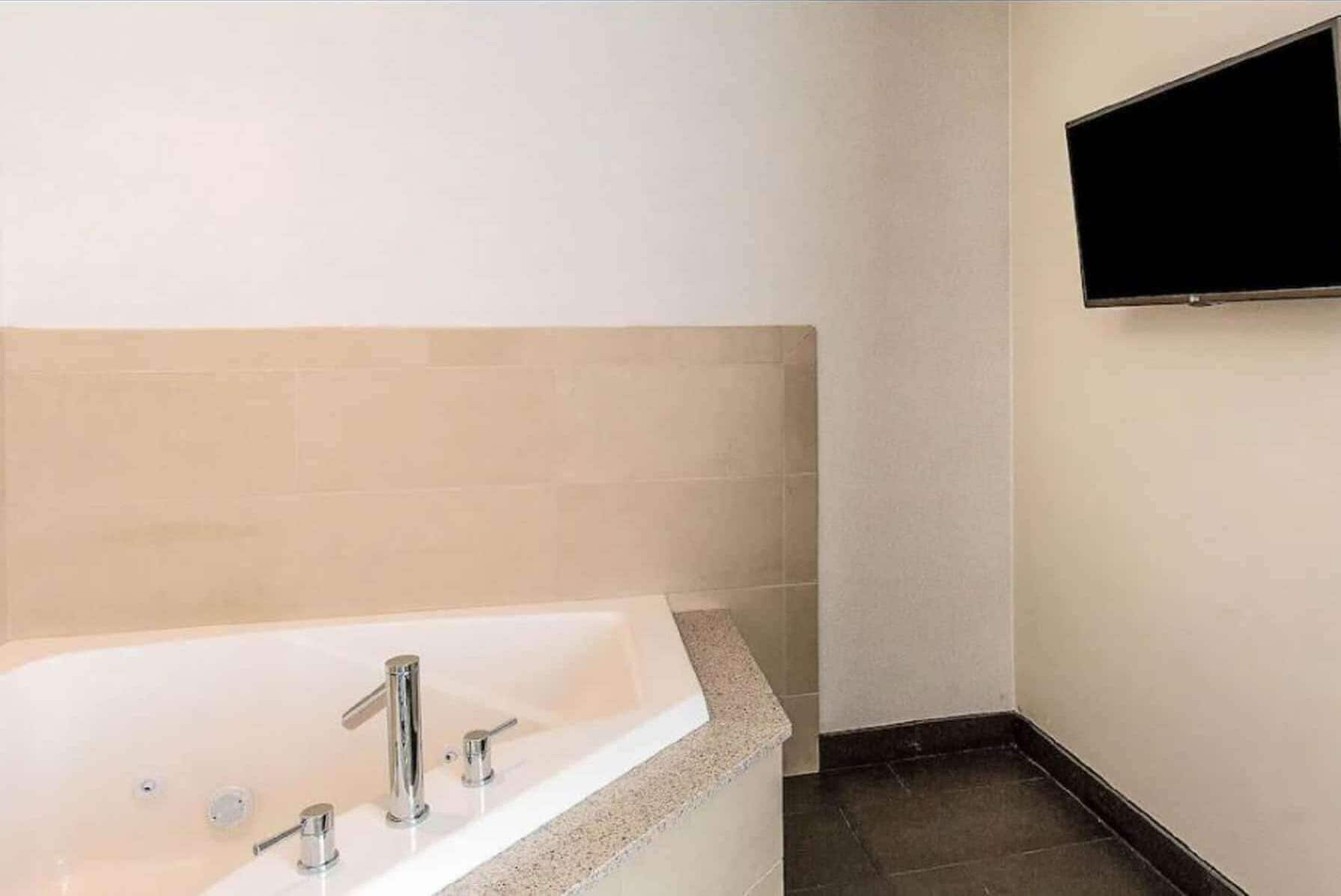 Une salle de bain avec une baignoire, un lavabo et des toilettes.