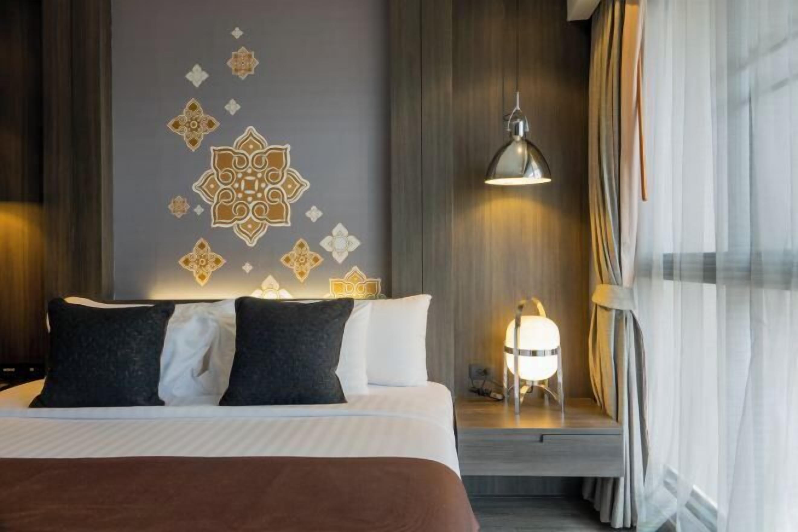 고급 침구, 미니바, 객실 내 금고, 책상