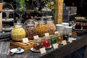 每日供應吃到飽早餐 (每人 THB1000)