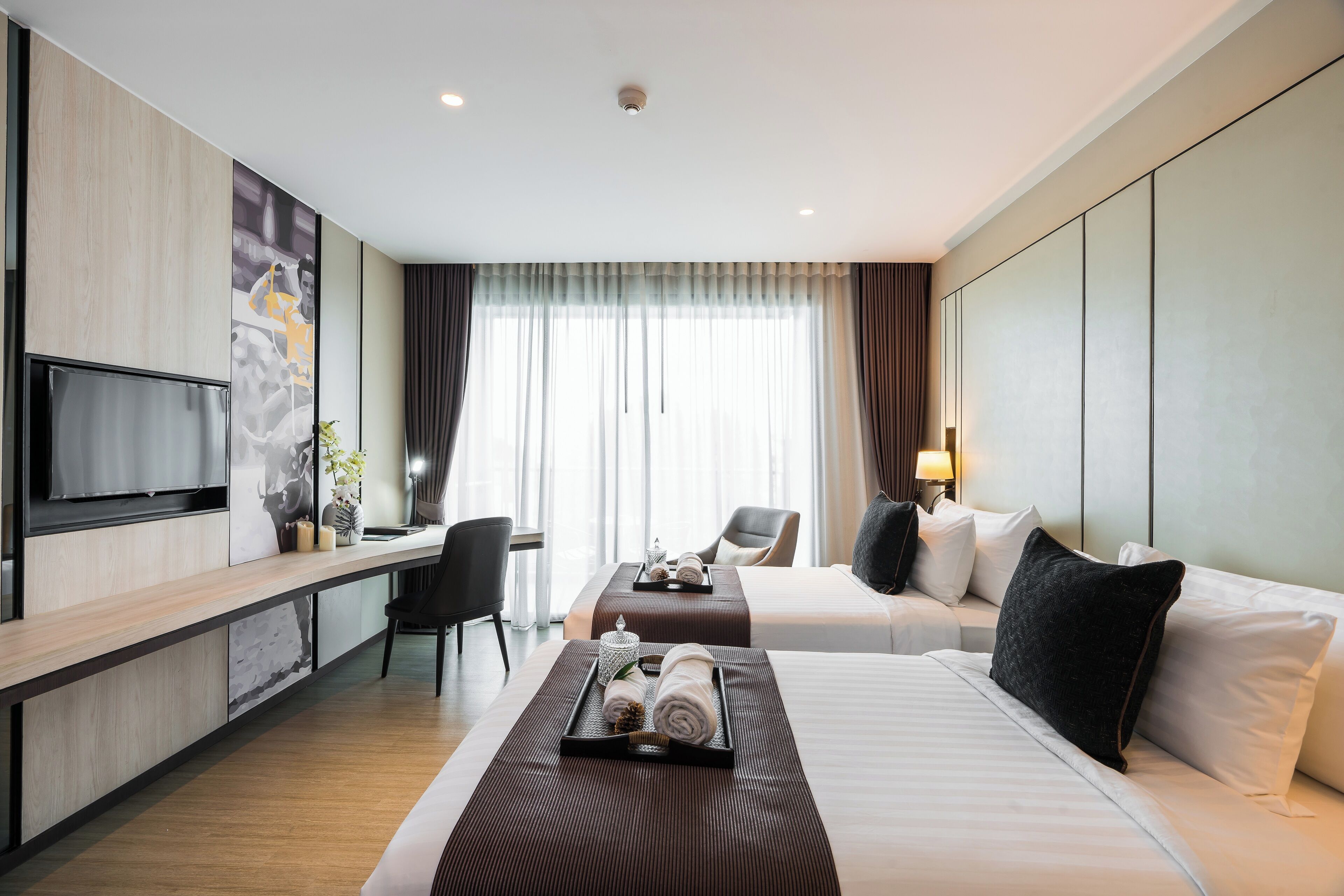 豪華雙床房, 陽台 | 高級寢具、迷你吧、客房內保險箱、書桌