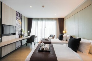 豪華雙床房, 陽台 | 高級寢具、迷你吧、客房內保險箱、書桌