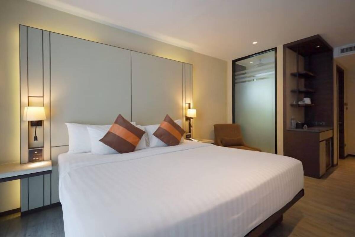 Premium bedding, minibar, in-room safe, desk