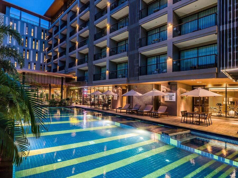 Piscina externa, guarda-sóis, espreguiçadeiras