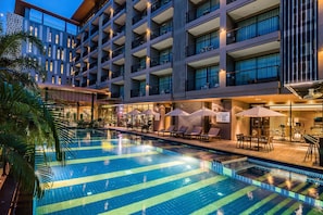 Outdoor pool, pool umbrellas, sun loungers