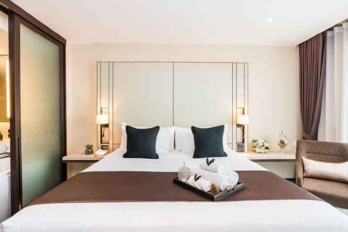 Ylelliset vuodevaatteet, minibaari, tallelokero huoneessa, työpöytä