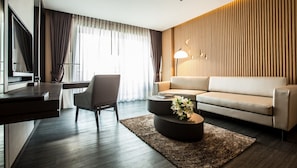 디럭스 스튜디오 스위트, 발코니 | 거실 공간 | 평면 TV