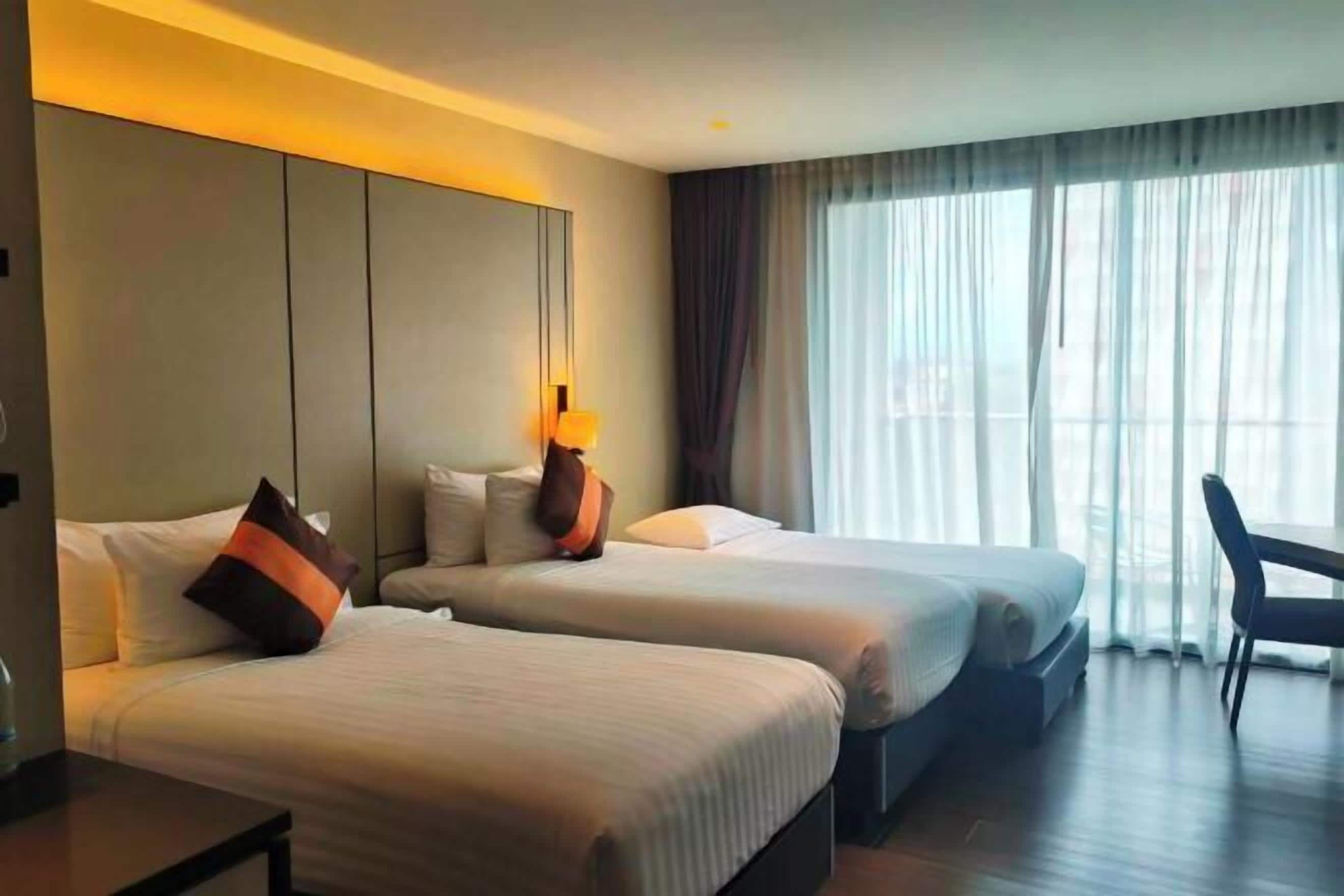 고급 침구, 미니바, 객실 내 금고, 책상