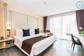 고급 침구, 미니바, 객실 내 금고, 책상