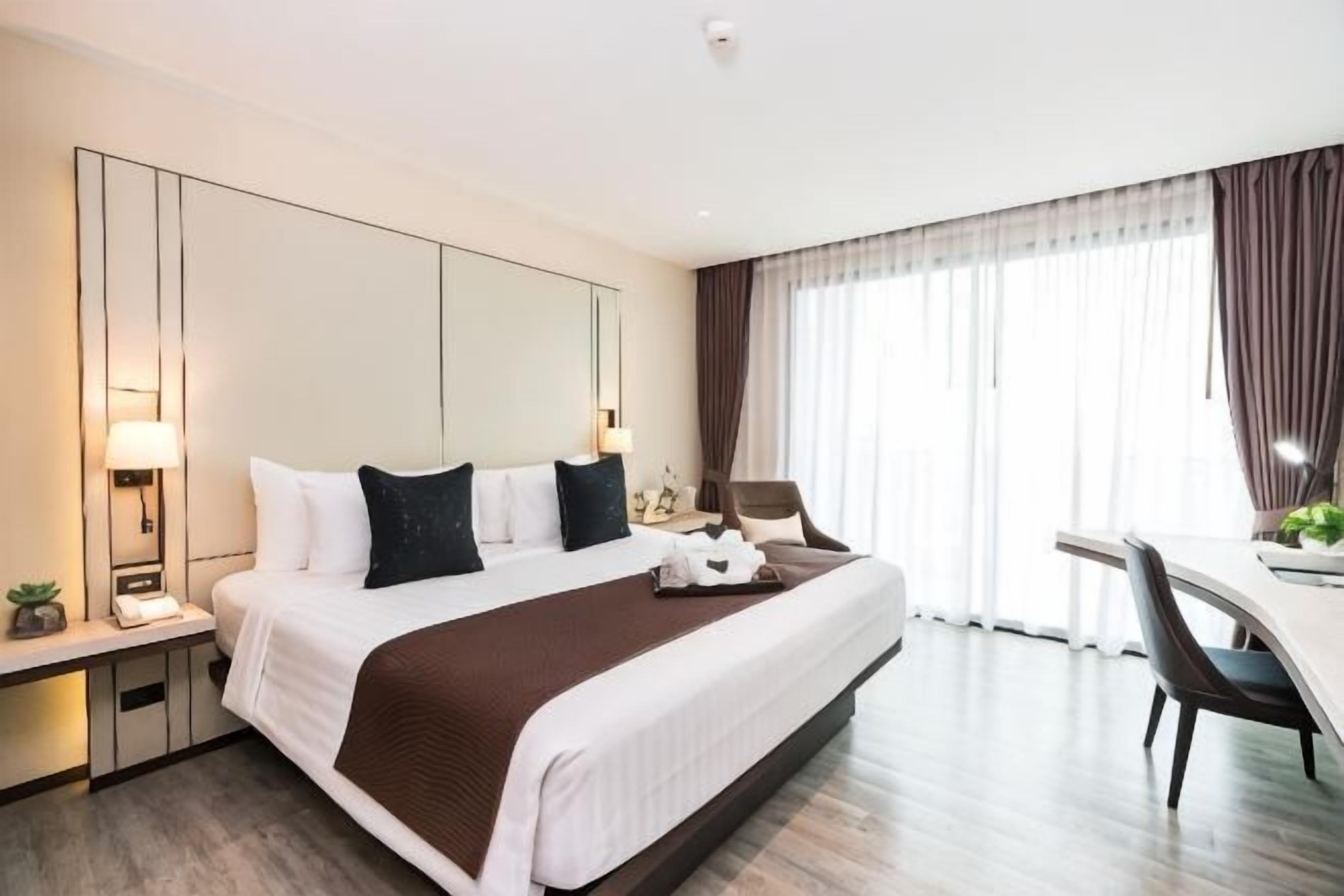 Premium bedding, minibar, in-room safe, desk
