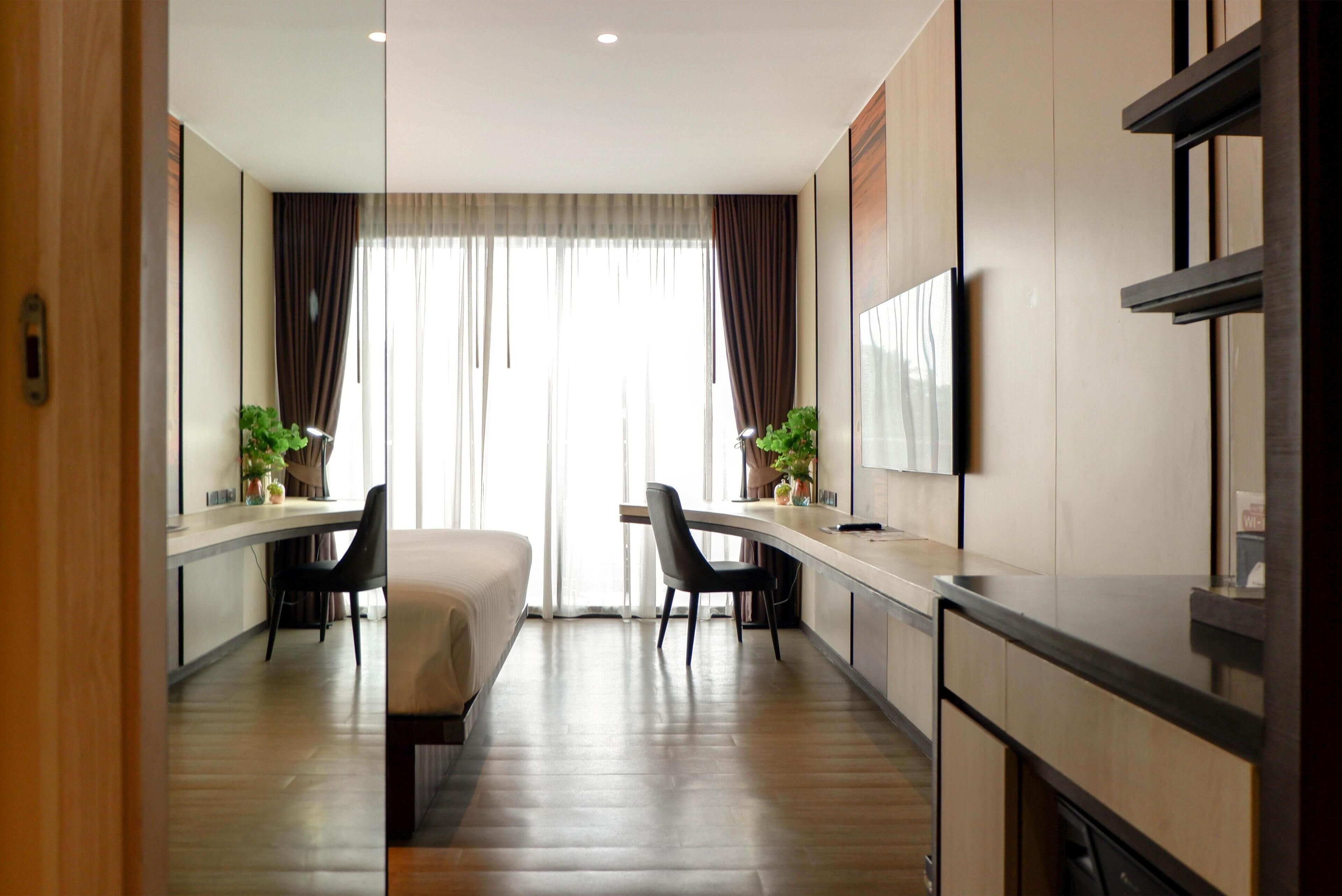 高级房, 1 张特大床, 无烟房, 阳台 (Shower Only) | 高档床上用品、迷你吧、客房内保险箱、办公桌