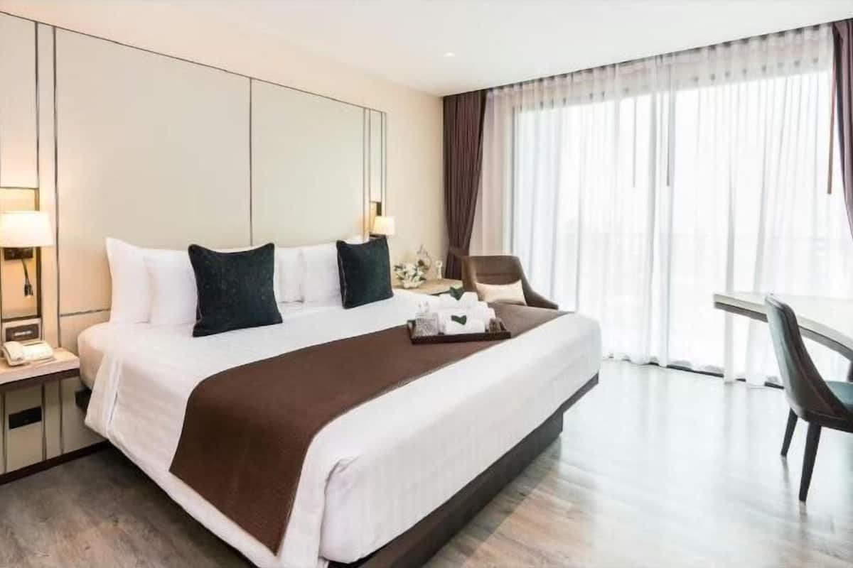 Ylelliset vuodevaatteet, minibaari, tallelokero huoneessa, työpöytä