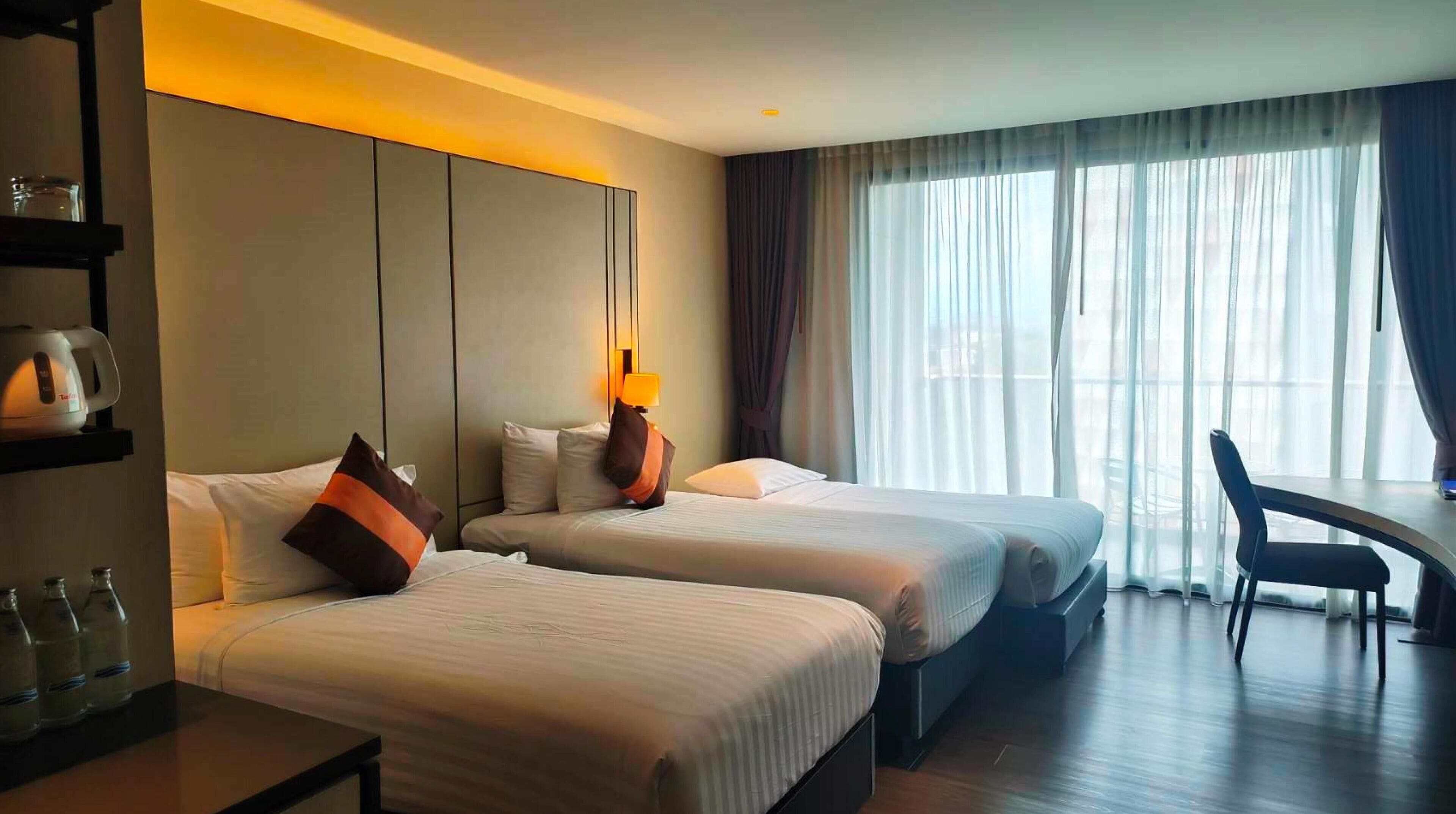 高级房, 3 张单人床, 无烟房, 阳台 (Shower Only) | 高档床上用品、迷你吧、客房内保险箱、办公桌