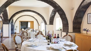 Frühstück, Mittagessen, Abendessen, regionale Küche