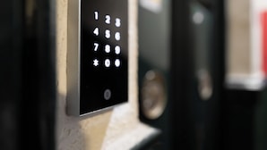 A close-up of a modern keypad door lock. - Hostal Edreira (Madrid)