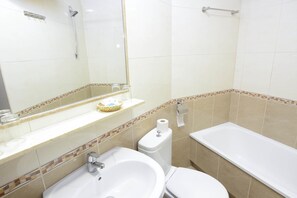 Camera tripla | Bagno | Doccia, set di cortesia gratuito, asciugacapelli, asciugamani