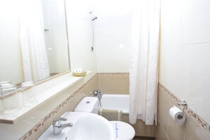 Dusche, kostenlose Toilettenartikel, Haartrockner, Handtücher