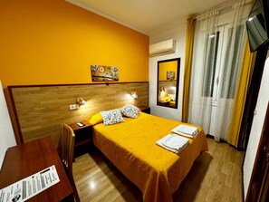 Economy Double Room, 1 Double Bed (Interior) | In-room safe, desk, blackout drapes, free WiFi - Hostal Edreira (Madrid)