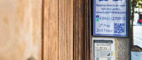 Un cartel de hotel con la inscripción 'Hostal Edeira Madrid' y un código QR.