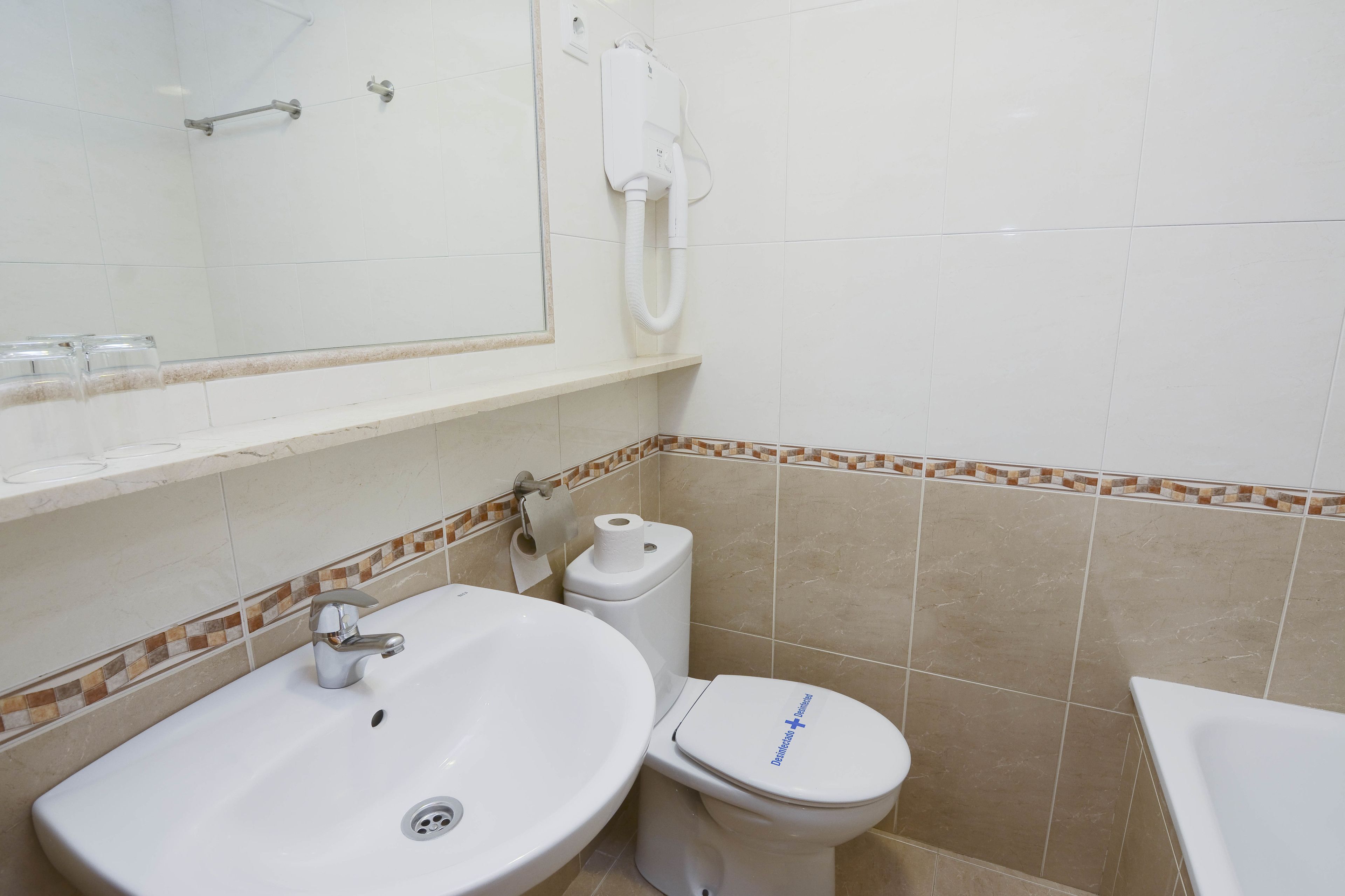 Une salle de bain avec un lavabo, des toilettes et une baignoire.