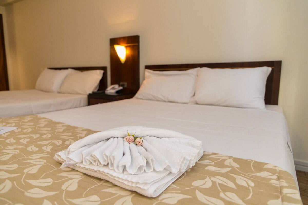 Quarto com Quatro Camas de Solteiro ou Duas de Casal | Soundproofing, WiFi (free)