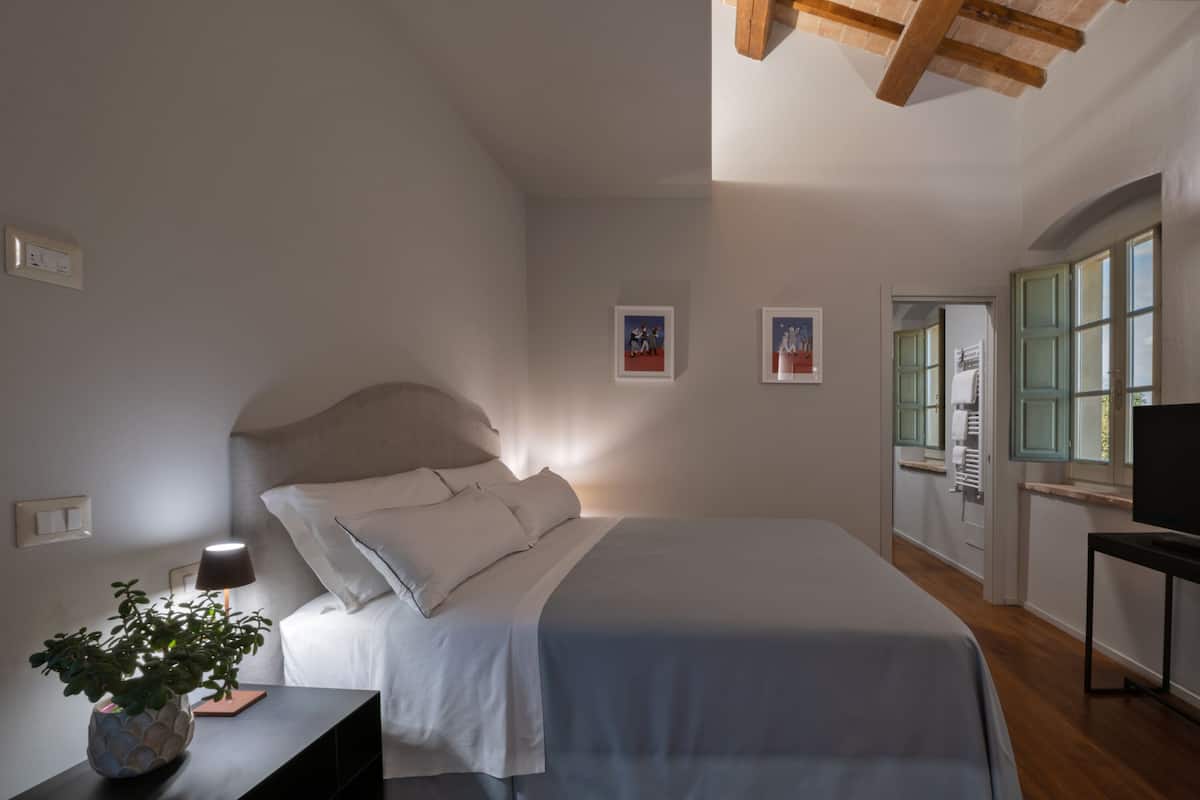 Superior-Doppel- oder -Zweibettzimmer | Pillowtop-Betten, Schreibtisch, kostenloses WLAN, individuell dekoriert