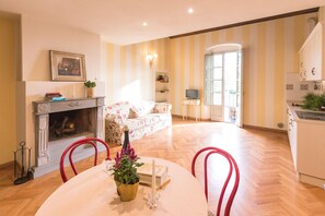 Deluxe-Suite, 1 Schlafzimmer, Nichtraucher | Wohnbereich | 24-Zoll-LCD-Fernseher mit Digitalempfang, Fernseher