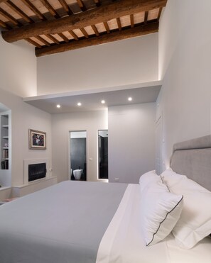 Habitación de lujo con 1 cama matrimonial o 2 individuales, 1 cama Queen size | Camas con pillow-top, decoración personalizada y muebles diferentes