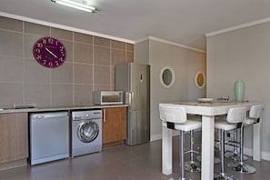 Double Room | Private kitchen | Full-size fridge, microwave, stovetop, dishwasher - 904 Quayside (Cape Town)