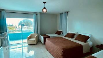 Minibar, muebles diferentes y escritorio