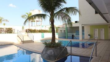 4 albercas al aire libre, sombrillas en la alberca y camastros