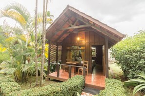 บังกะโล, เตียงควีนไซส์ 2 เตียง, ระเบียง | ผ้าม่านกันแสง, Wi-Fi ฟรี