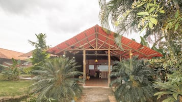 Blackout curtains, free WiFi