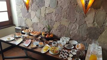 朝食 (ビュッフェ 、無料)