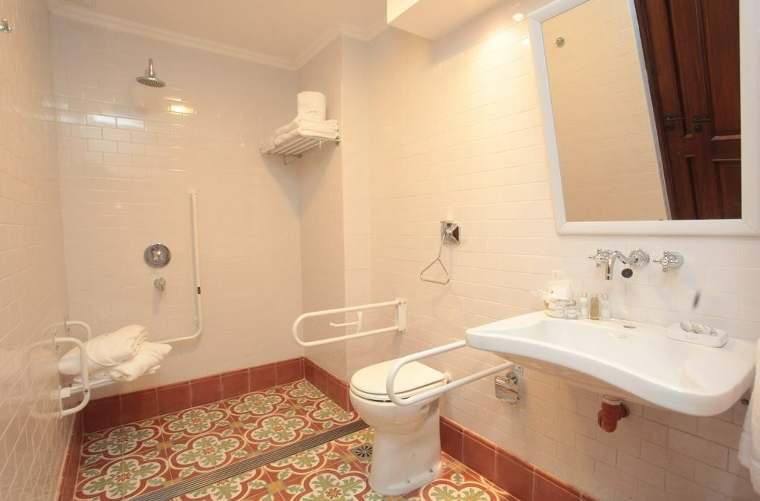 combined shower/bathtub, hair dryer, bidet, towels