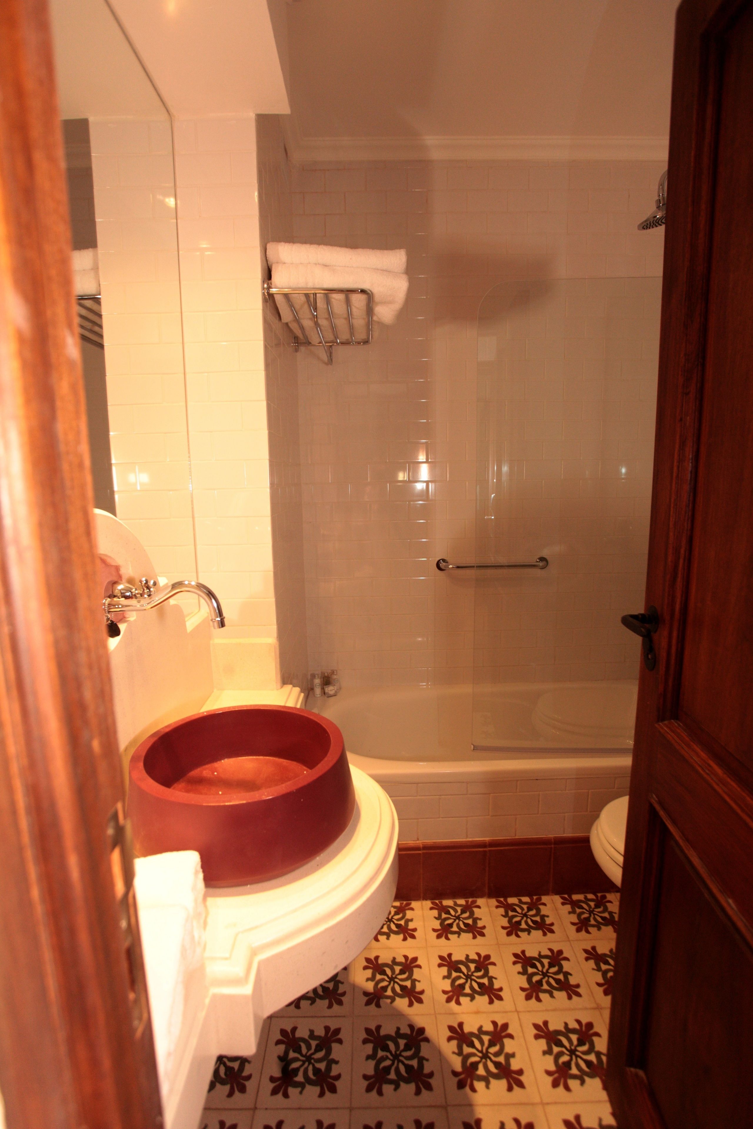 combined shower/bathtub, hair dryer, bidet, towels