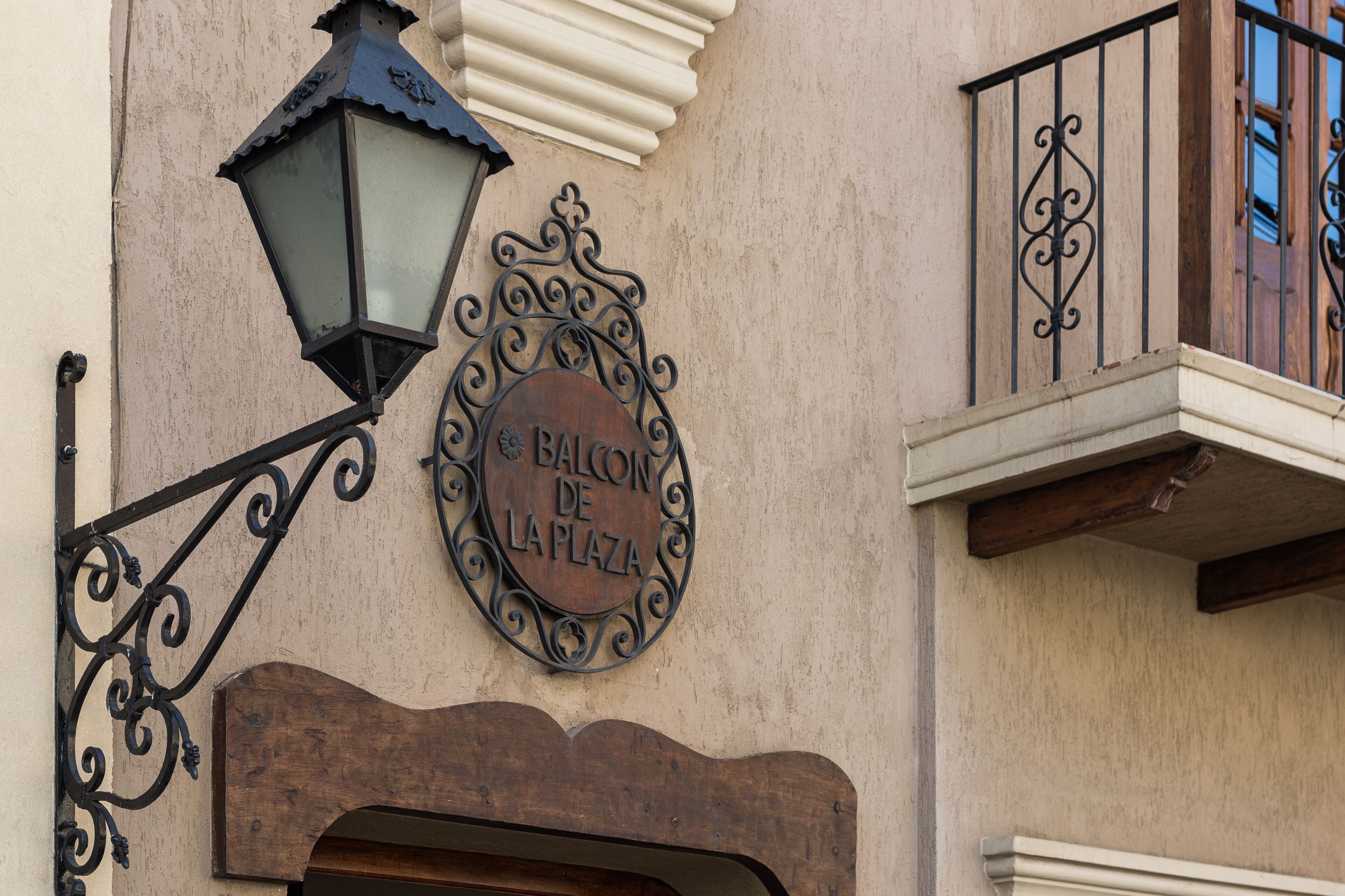 A building with a sign reading "BALCON DE LA PLAZA".