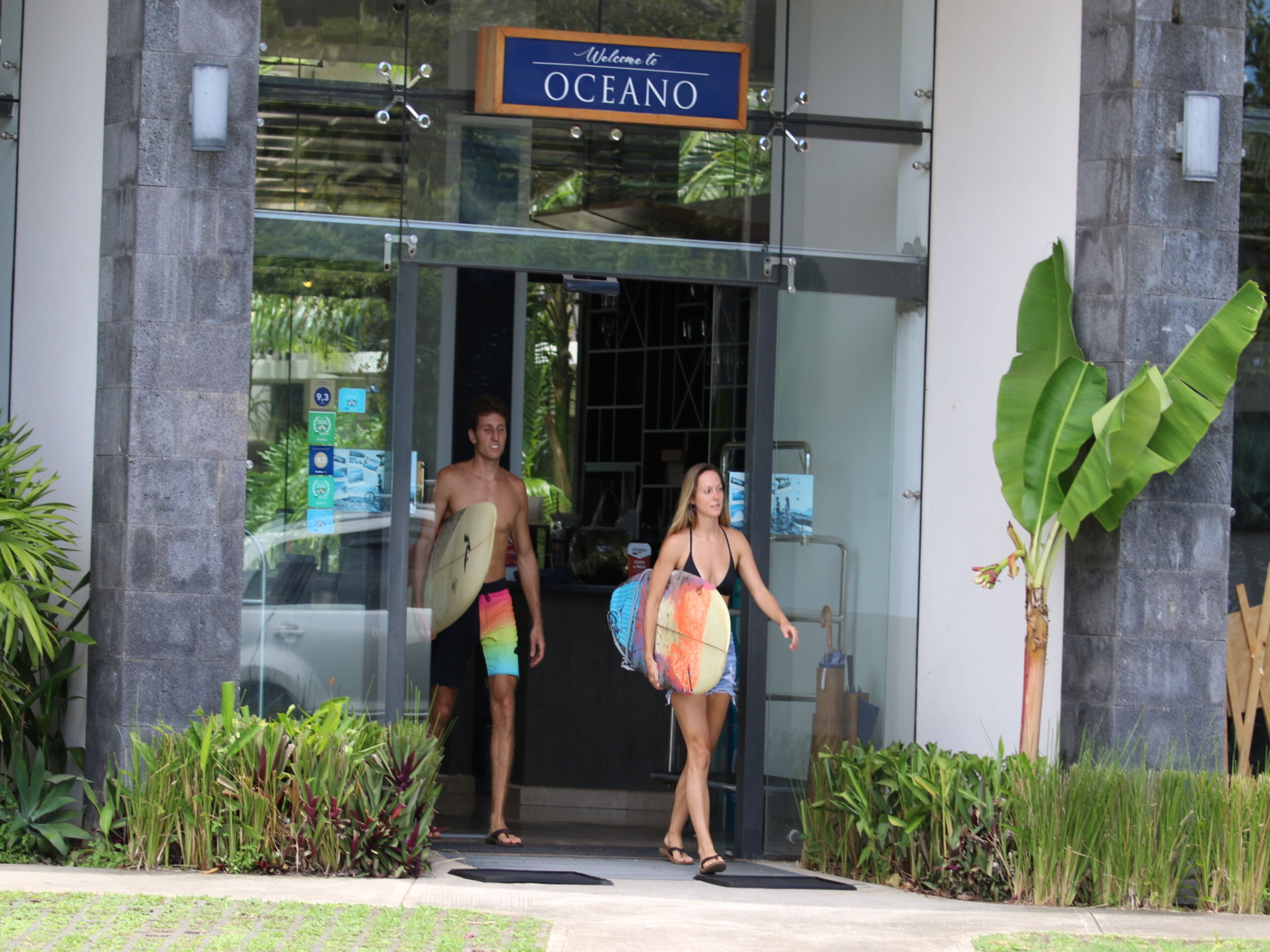 A building entrance with a sign reading "Welcome to OCEANO".