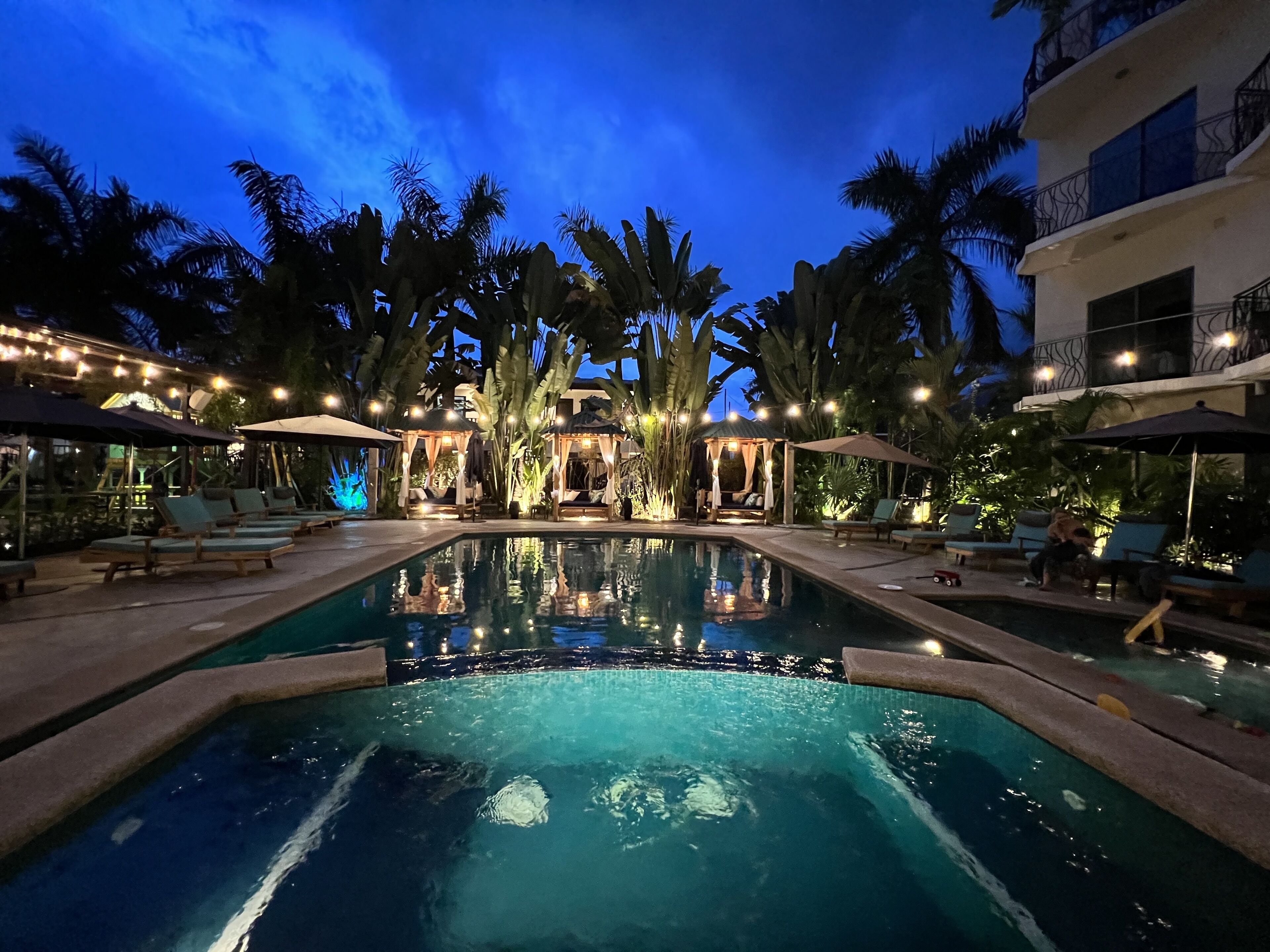 Utomhuspool, gratis cabanor och parasoller