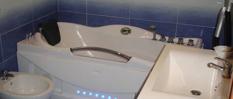 Un baño con bañera, inodoro y lavabo.